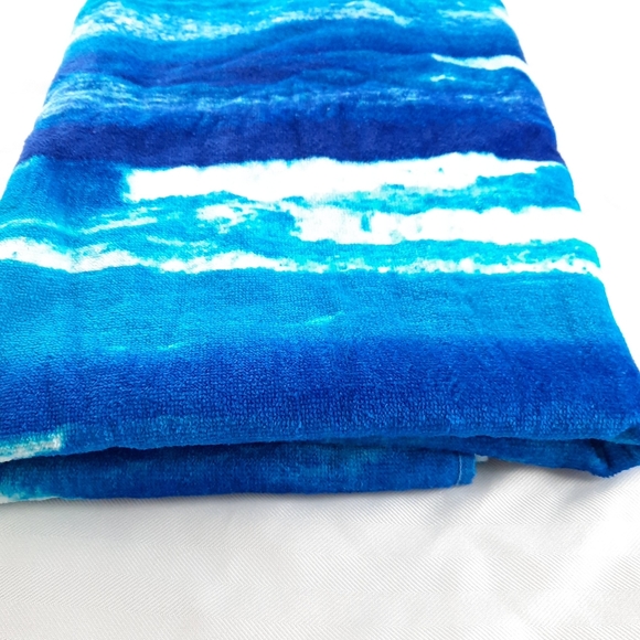 NWT Blue & White Beach Towel - Picture 1 of 6